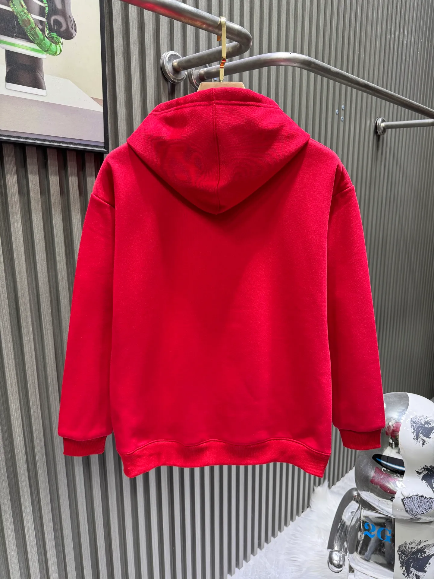 🅿️280 Louis Vuitton LOUIS VUITTON New Year's wool embroidered eye-catching autumn and winter hooded sweatshirt 400 grams of pure cotton ➕ silver fox velvet purchased and developed at 11600. The fabric is made of 32s double-ply cotton sweatshirt fabric. After the gray fabric is dyed and shaped, the base fabric is made of fleece and shearing. Matching 26s double yarn horizontal plate machine to weave ribs. Print AB color according to the Y version color. Custom-dye the rib color of bulk fabrics. The front hand-cranked embroidery patch is embroidered with a chapter. The chapter is embroidered with a Tajima towel machine imported from Japan. The yarn is dyed according to the pattern. The bottom layer is made of two-line non-woven fabric three-dimensional towel embroidery + flat embroidery. Laser positioning burnt cutting non-woven fabric hollow effect. Later, manual finishing of the corner edges is added to trim the edge stop to a minimum. The width is exactly the same as the pattern. The overall line is straight and delicate. The fabric is comfortable and soft. The color is consistent and has no color difference. It can be matched with the same style to create a fashionable look and handle various occasions. Customized accessories, complete with three standards, same style for men and women